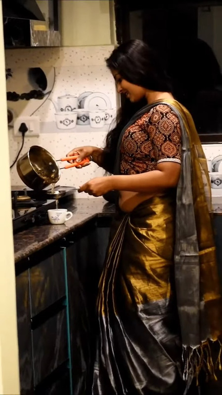 Sexy Bengali Model Chubby Deep Navel in golden saree.mp4_snapshot_00.06.682