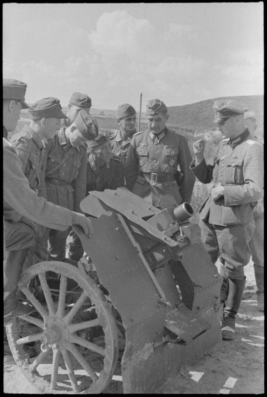 Instruction de fantassins sur une pièce de 7,5 cm leichtes Infanteriegeschütz 18 avec la présence du
