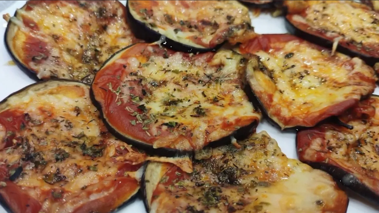 Prepara una deliciosa cena saludable, mini pizzas de berenjena