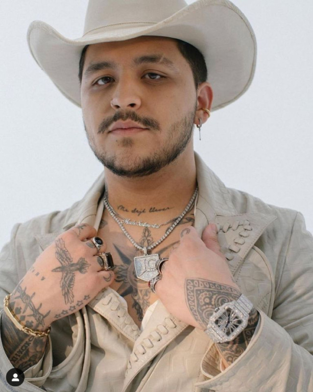 Christian Nodal deja la polémica con su ex suegra y estrena joyas extravagantes