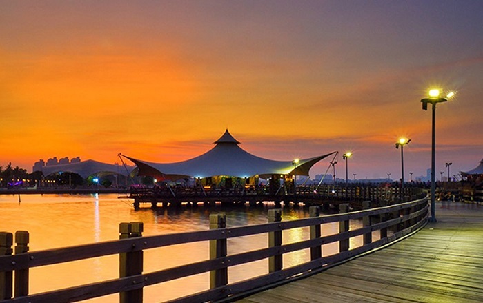 Wisata Pantai Ancol.
