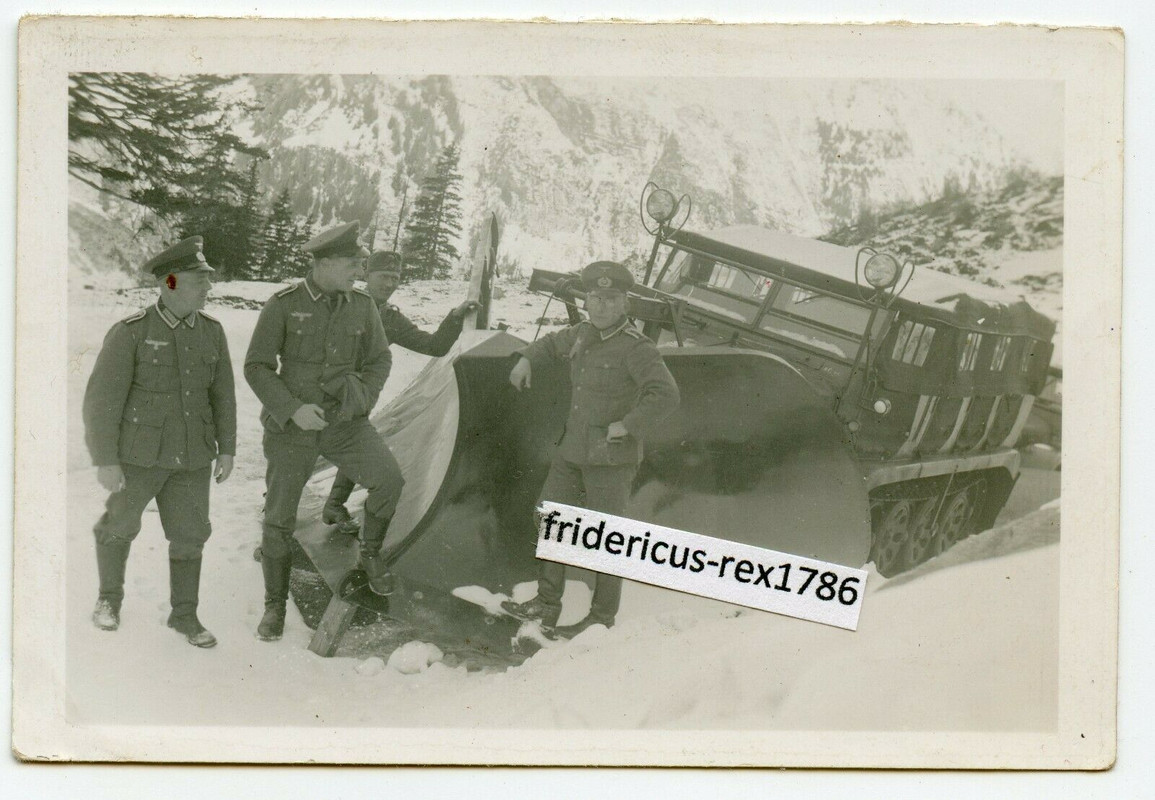 Foto Wehrmacht Sd. Kfz Halbkette im Winter Schnee Räumdienst Schneepflug