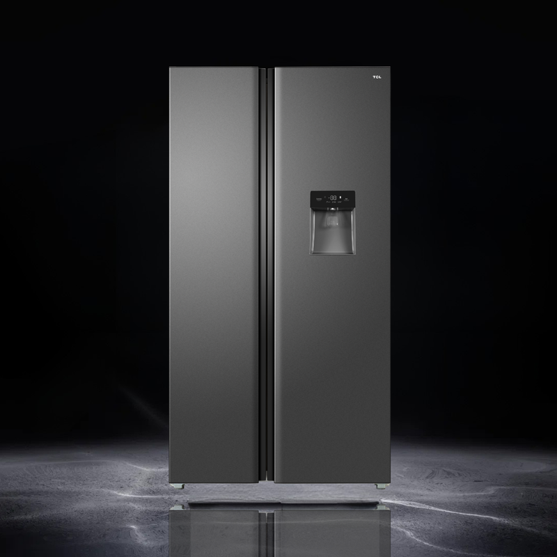 Refrigerador TCL P520SBC de color gris oscuro
