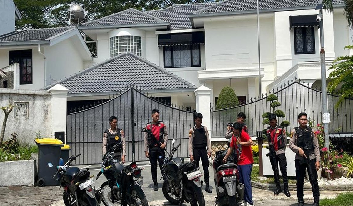 KPK Grebek Rumah Mewah Kadis PUPR Sumut, Uang Miliaran & Senjata Disita! KPK Grebek Rumah Mewah Kadis PUPR Sumut, Uang Miliaran & Senjata Disita!
