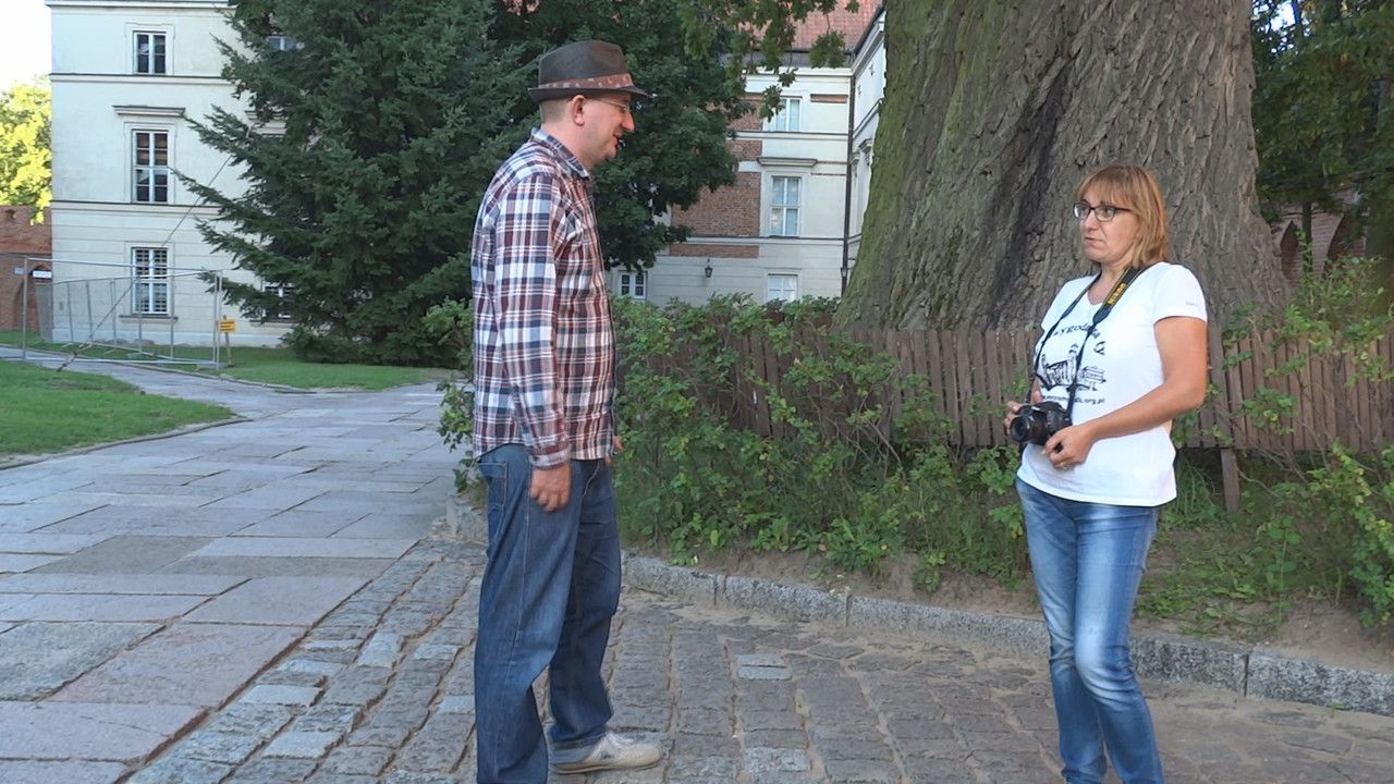 33.28 - Scenku na katedralnym dziedzińcu_002740