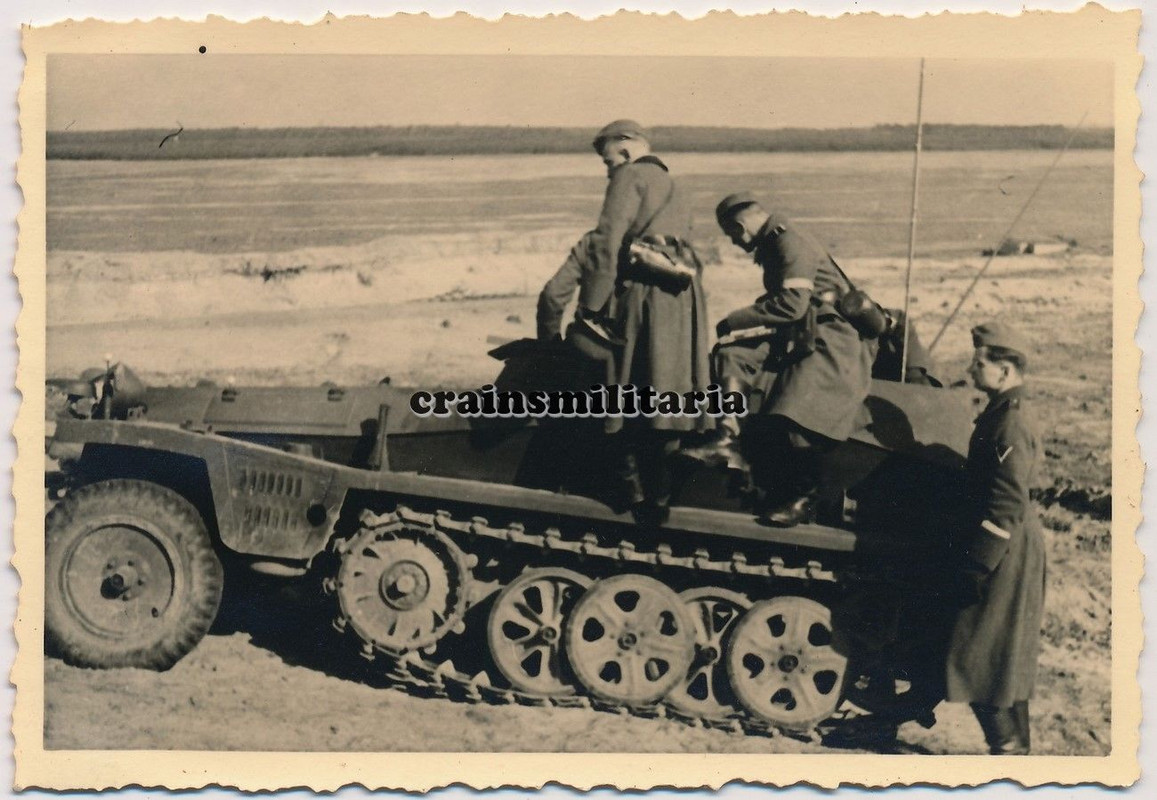 Orig. Foto SdKfz 253 Panzerspähwagen in Artillerie Kaserne Schul