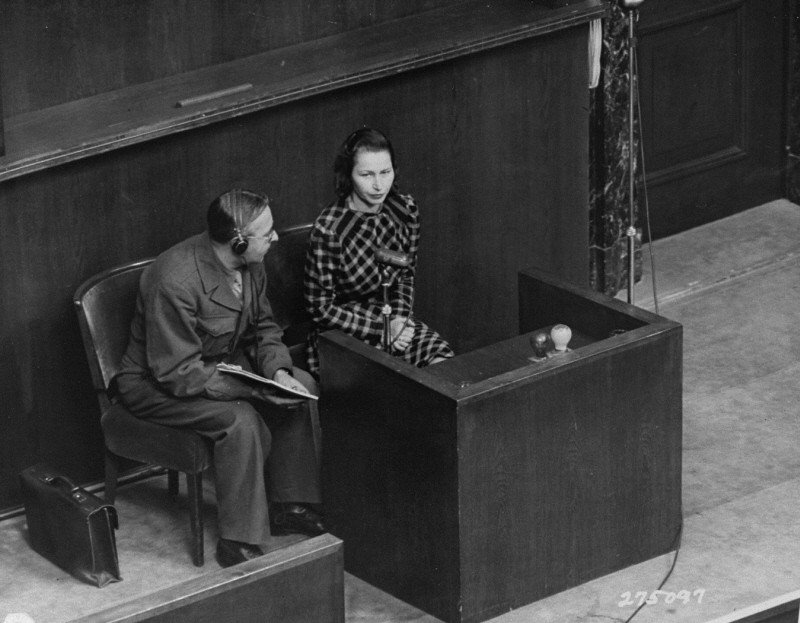 Vladislava Karolewska, una víctima de experimentos médicos, que apareció como testigo de cargo en el juicio de doctores. Nuremberg, Alemania, 22 de diciembre de 1946