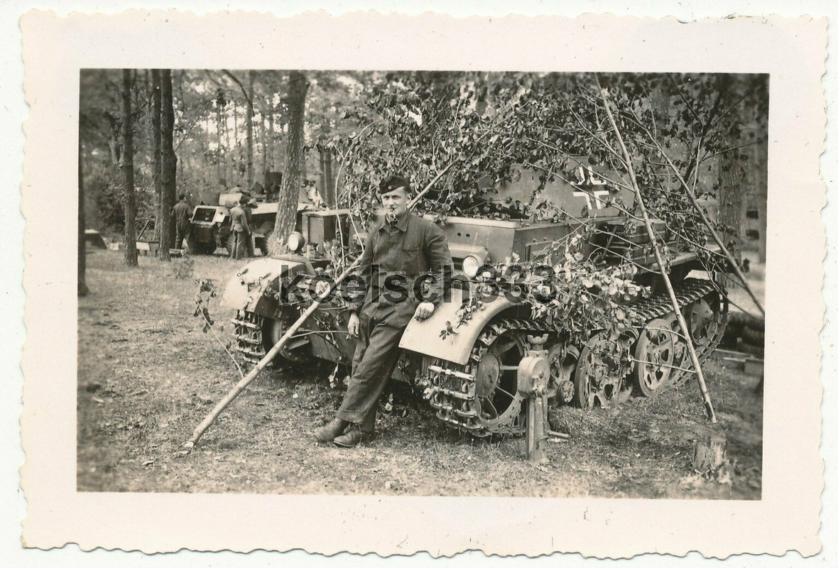 Foto Panzermann am Panzer II Luchs mit feldmäßiger Tarnung im Wald im Osten ...!