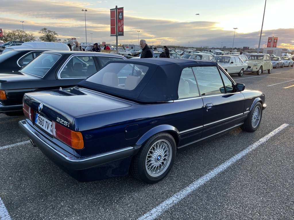 [Image: BMW_e30_325i_cab.jpg]