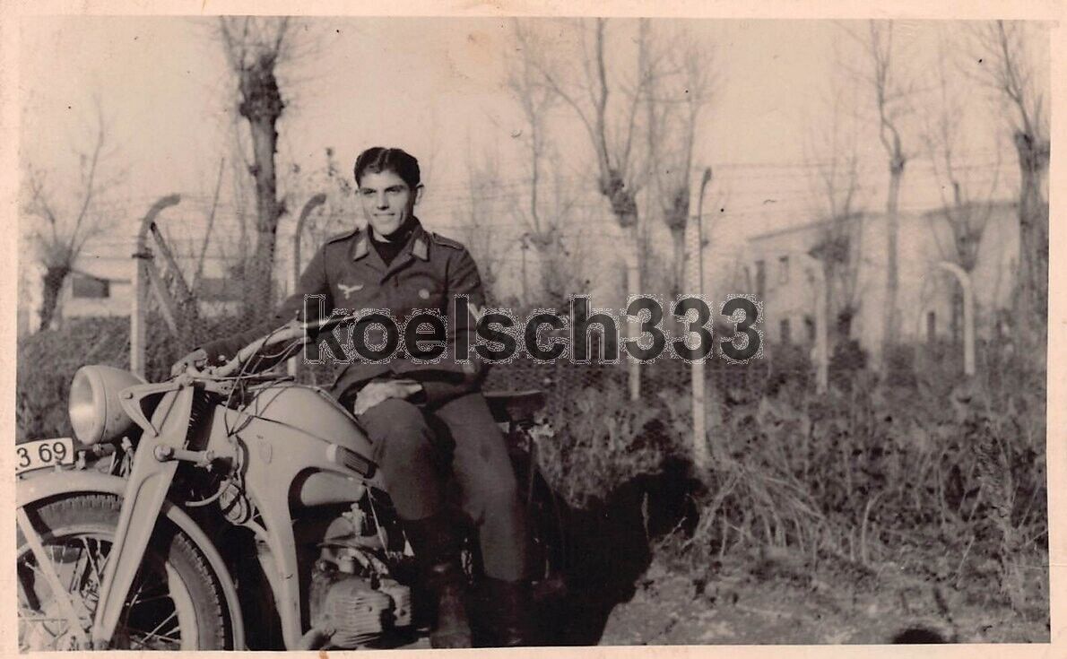 Foto Soldat der Luftwaffe auf Zündapp Krad Motorrad