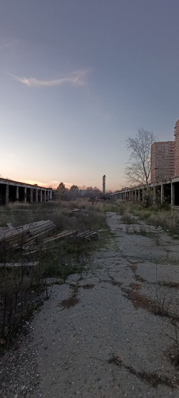 Заброшенная военная часть с признаками присутствия