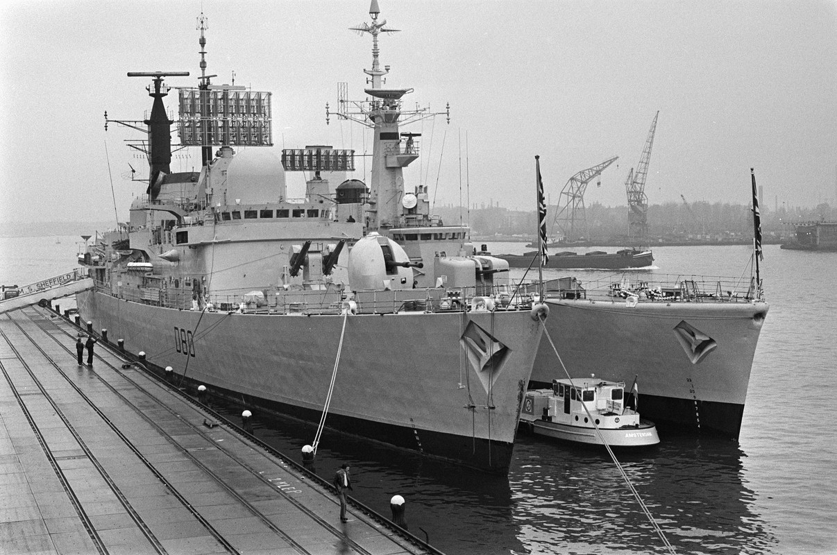 HMS Sheffield (D.80) в Амстердаме 4 ноября 1975