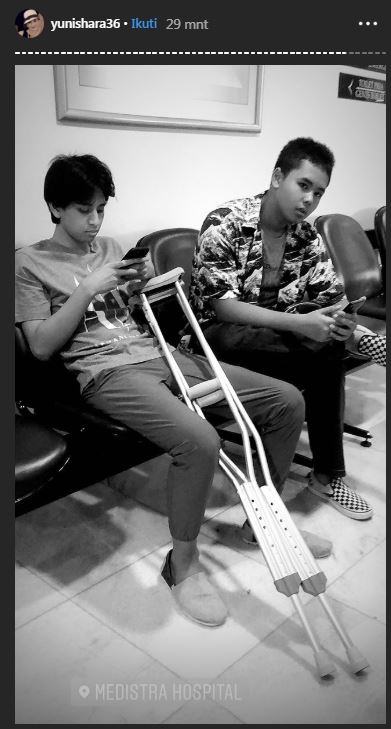 Cello temani sang kakak Cavin saat memeriksakan kondisi kaki pasca patah tulang