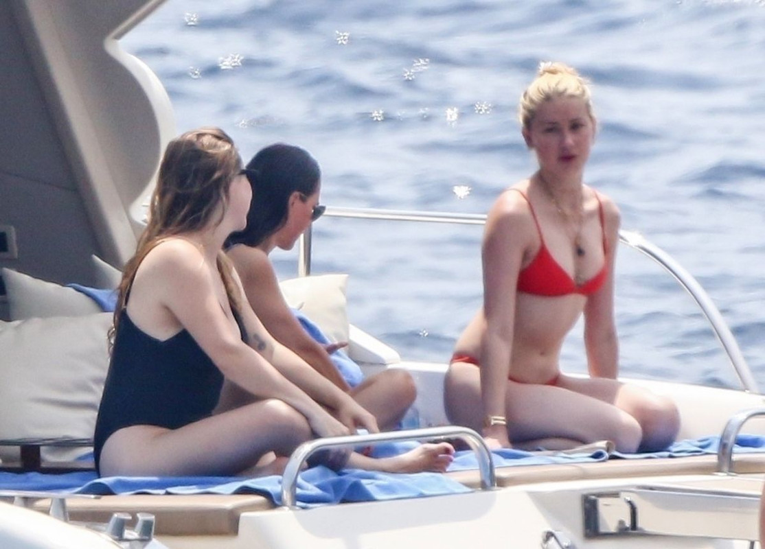 amber-heard-in-bikini-at-a-yacht-on-amalfi-coast-07-27-2019-13