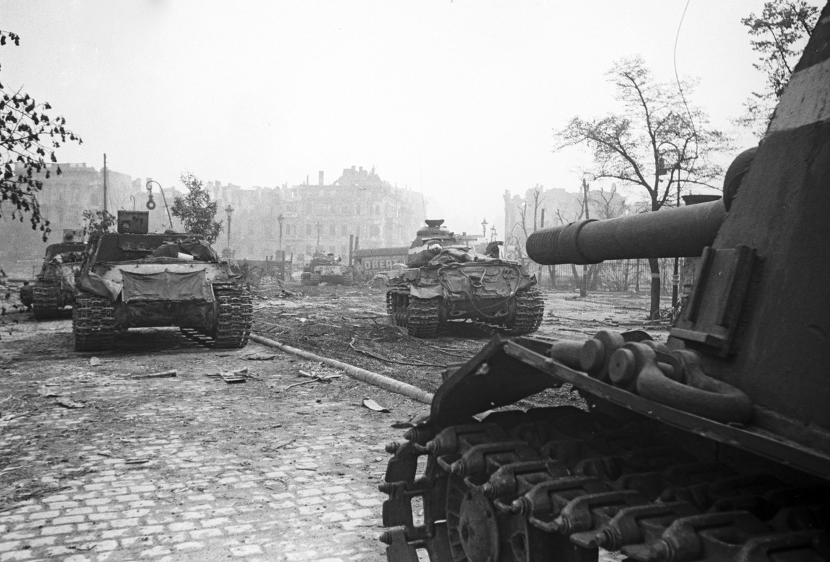 Bataille pour Berlin - Page 27 ISU-152-et-IS-2-l-approche-du-Reichstag-pr-s-du-pont-de-Moltke-avril-1945