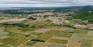 une vue d’ensemble de la commune de Roquefort-des-Corbières