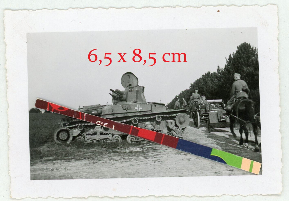Foto deut. Panzer 35 t aus Tschechien Treffer am Straßenrand WH Vorm. Frankreich