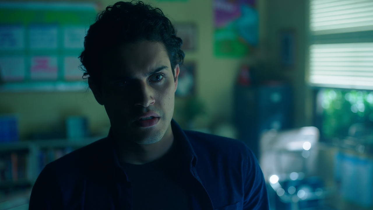 Legacies.S03E04.Hold.on.Tight.1080p.10bit.AMZN.WEB-DL.DDP5.1.HEVC-Vyndros.mkv_snapshot_16.43_[2021.0