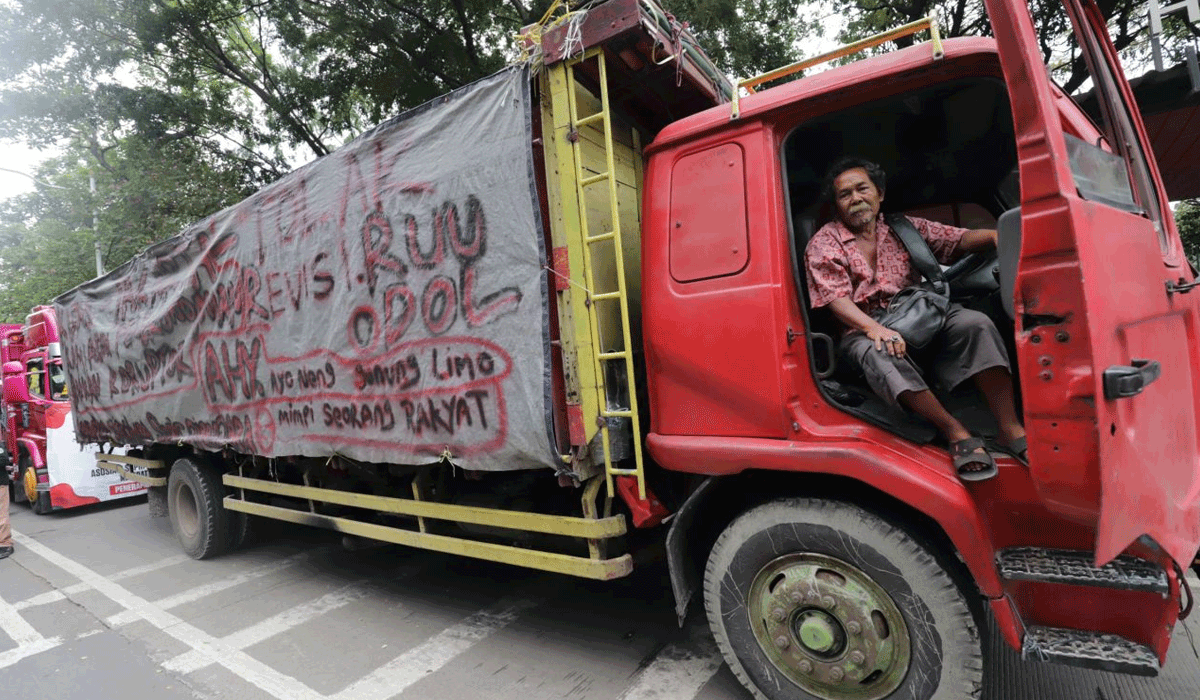 Jalan Rusak Parah Akibat ODOL, Sopir Truk Tuntut Keadilan Pungutan Pajak