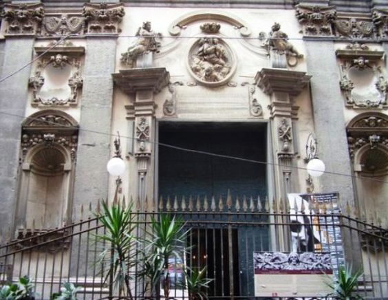 Napoli: filo diretto col Purgatorio dans Festa dei Santi e dei fedeli defunti Santa-Maria-delle-Anime-del-Purgatorio-ad-Arco