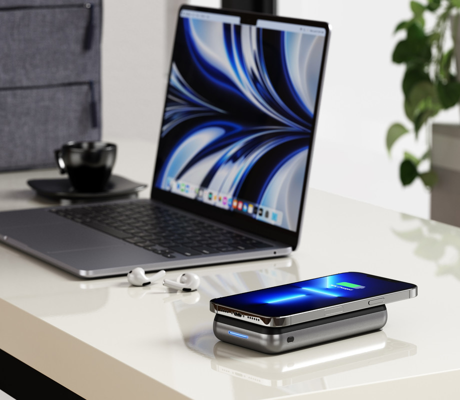 Soporte Satechi Duo plegado, mostrando su portabilidad como power bank.