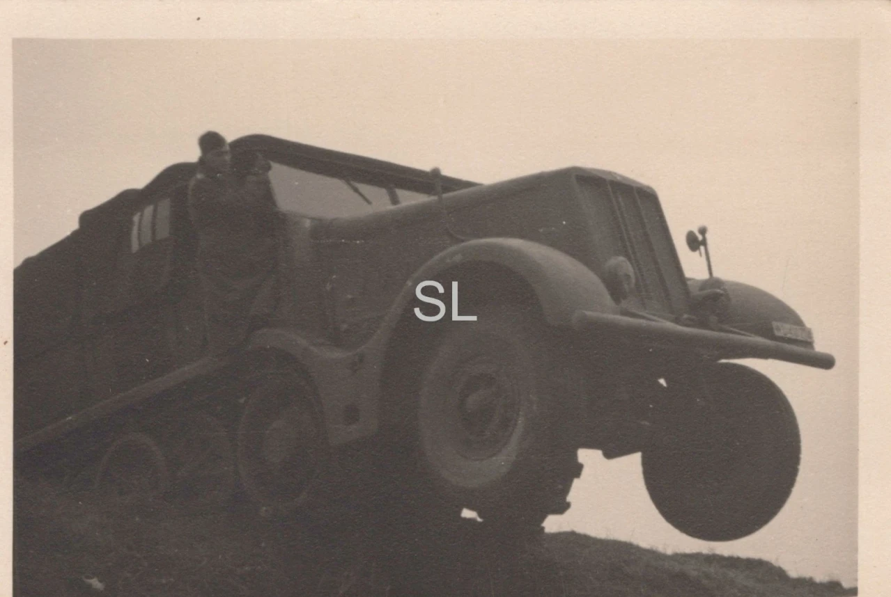 Foto Kradmelder Abteilung 8 Halbkettenfahrzeug Sd Kfz 9 Berlin 01 (MBF 75)