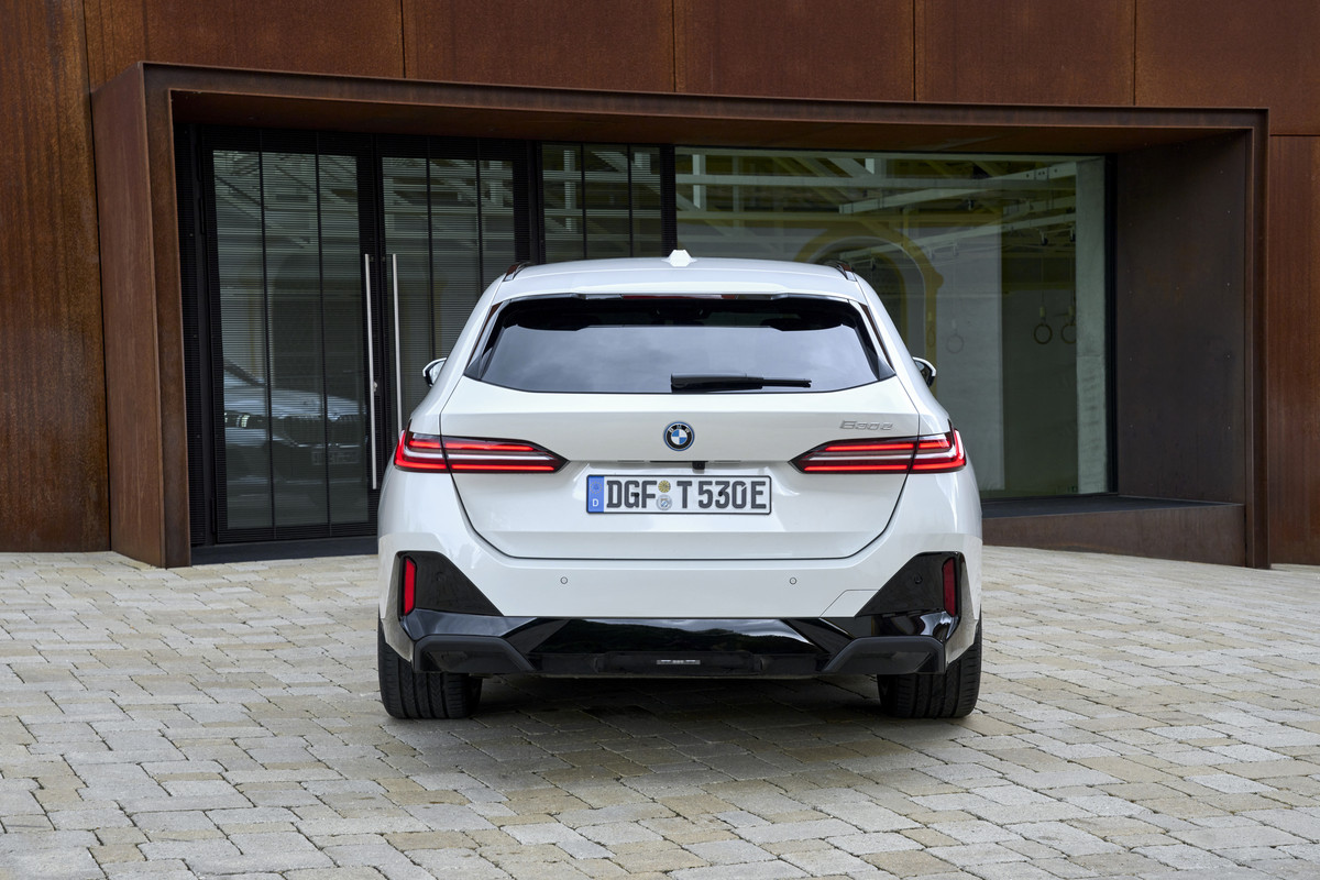 P90551930_highRes_the-new-bmw-530e-tou