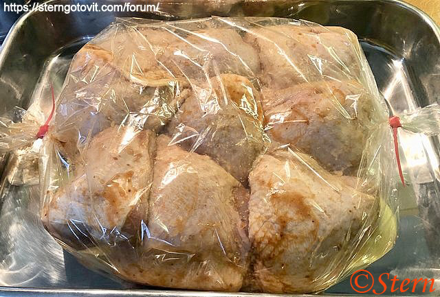 Куриные бёдра в духовке на яблочной подушке