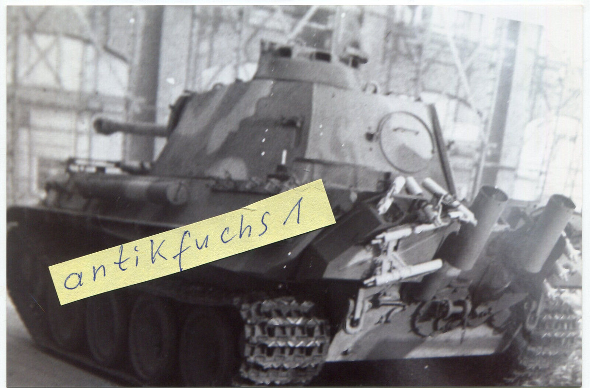 Foto-Abzug nach 1945 (1) Panzer Panther mit Flammenwerfer-Abwehr in Wildau 1943.