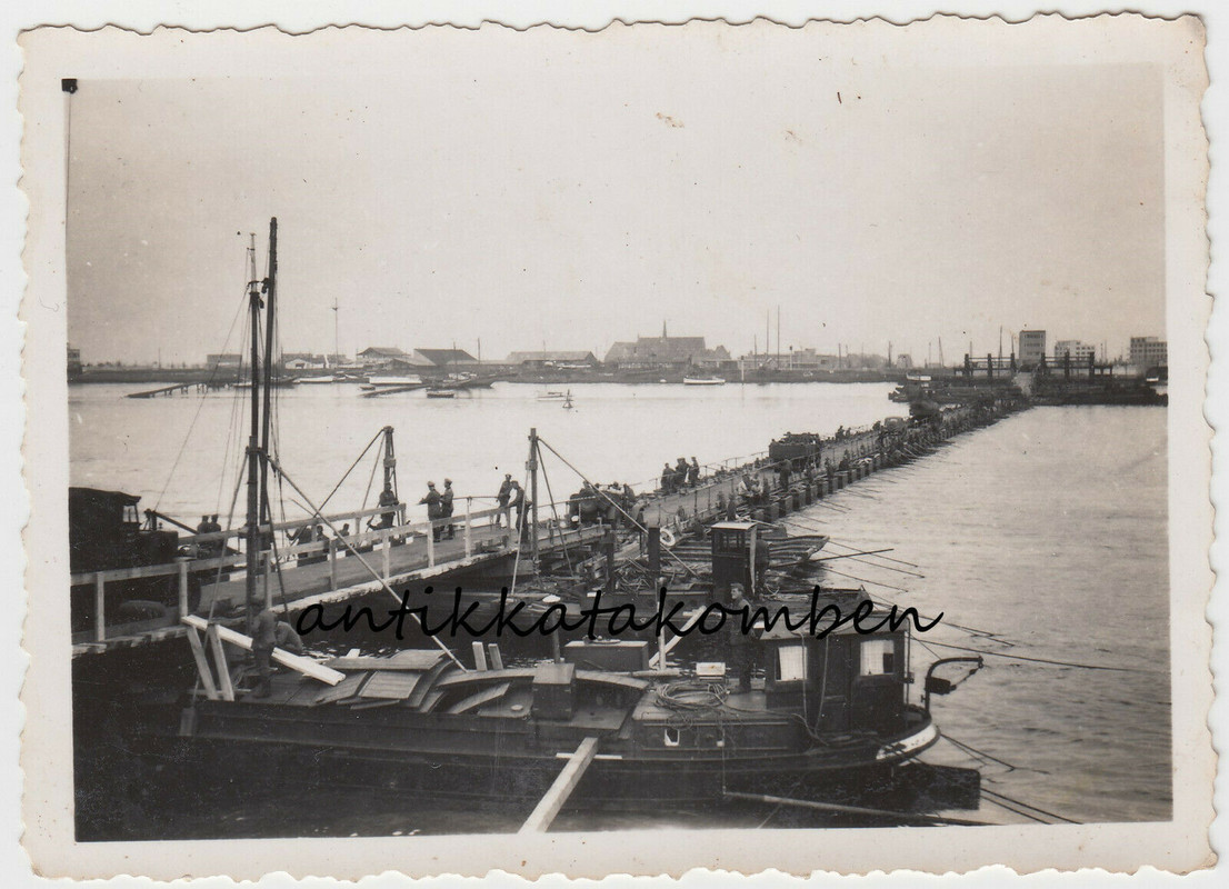 Pontonbrücke Wehrmacht Soldaten Lkw Kübel Pkw Boot Schiff Ostfront