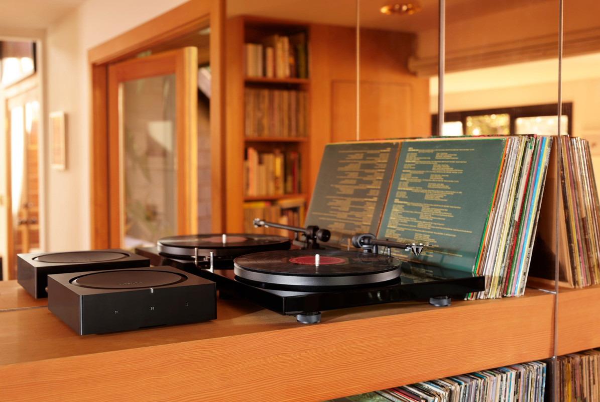 Sonos Amp conectado a un par de bocinas de estantería de alta fidelidad.