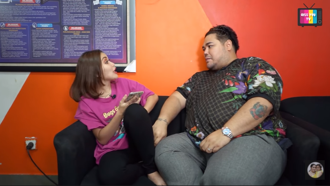 Ayu Ting Ting membantah keras soal ciuman bibir dengan Ivan Gunawan