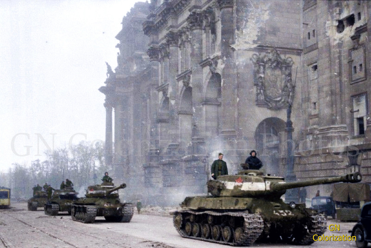 IS-2 - Page 2 Is-2-Berlin-1945