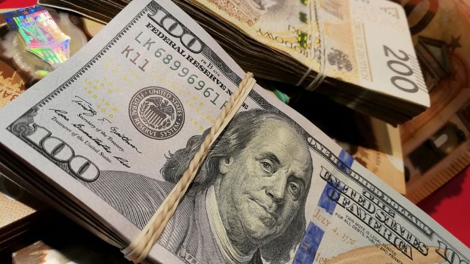 Peso pierde terreno ante el dólar: Así cotiza la moneda de EU con base al tipo de cambio actual