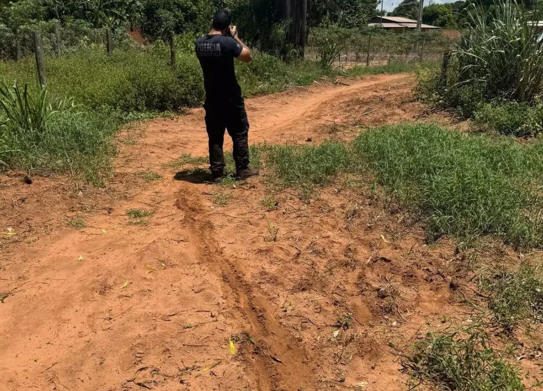 Marca deixada na terra, por onde o corpo foi arrastado