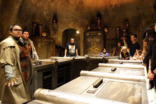 DISNEYLAND ~ STAR WARS: GALAXY'S EDGE, LA GUIA - Blogs de USA - SAVI'S WORKSHOP HANDBUILT LIGHTSABERS: Montando nuestro sable láser (47)