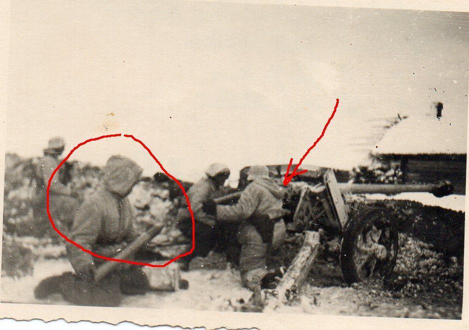 Orig Foto Deutsche Soldaten Wintertarn Pak Geschütz 1944 Ostfront (2)