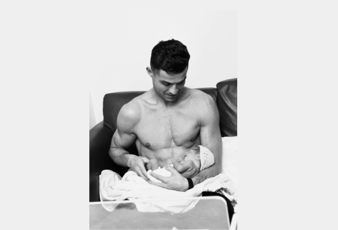 Cristiano Ronaldo comparte tierno momento con su hija recién nacida