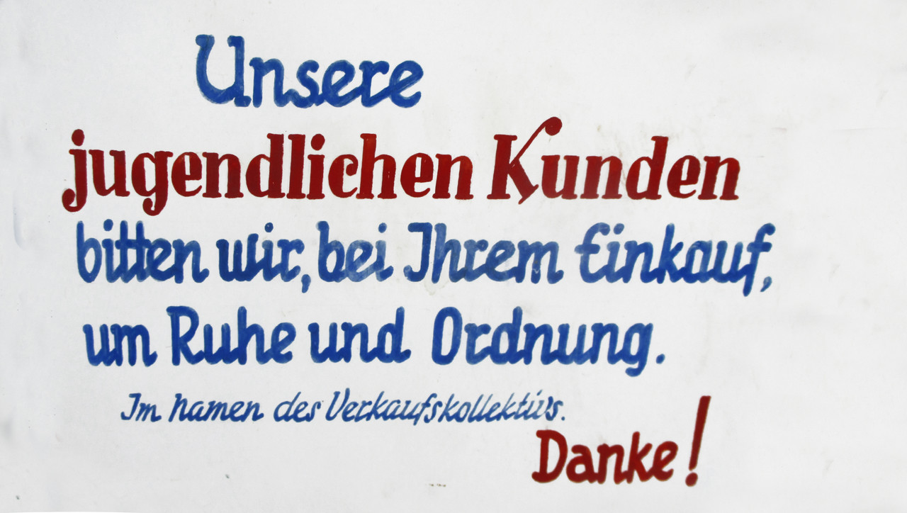[Bild: DDR-Ruhe-und-Ordnung-Schild-eines-Verkau...m-1960.jpg]