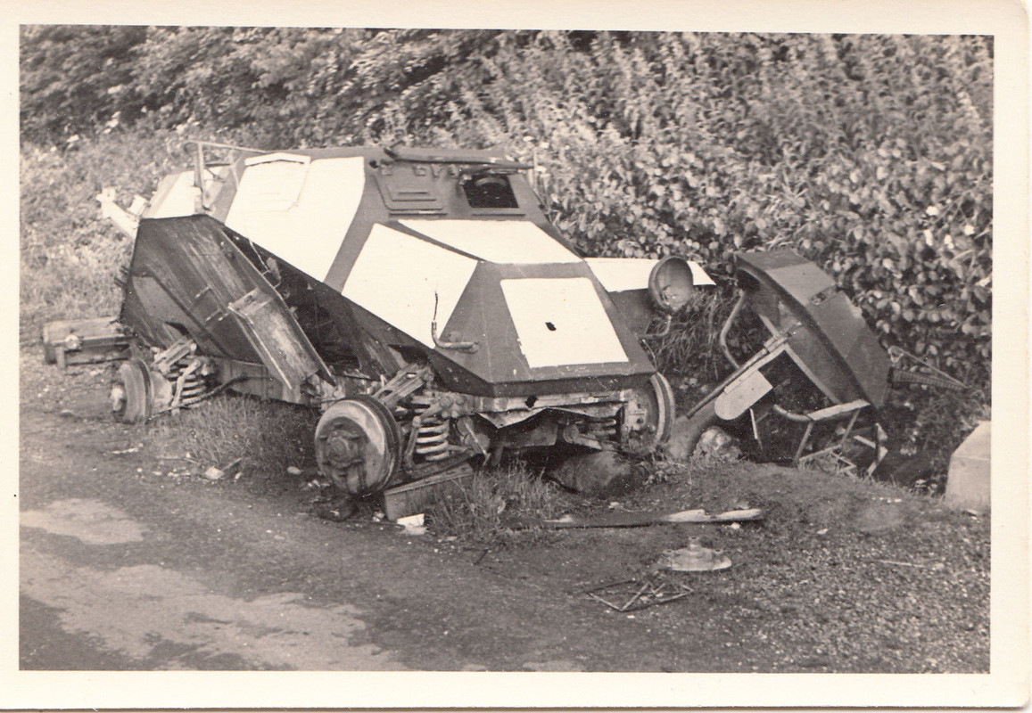 Wehrmacht zerstörter Panzerspähwagen Sd.Kfz.221 weiße Flächen1