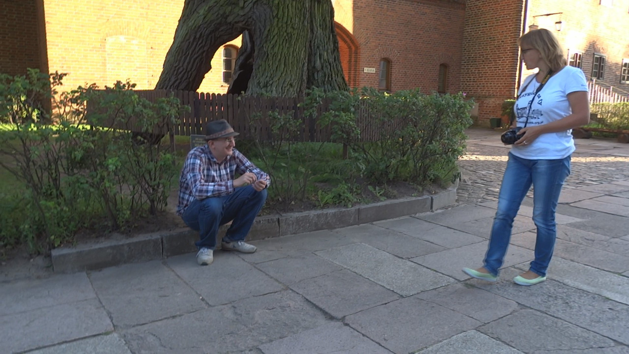 33.02 - Scenku na katedralnym dziedzińcu_000238