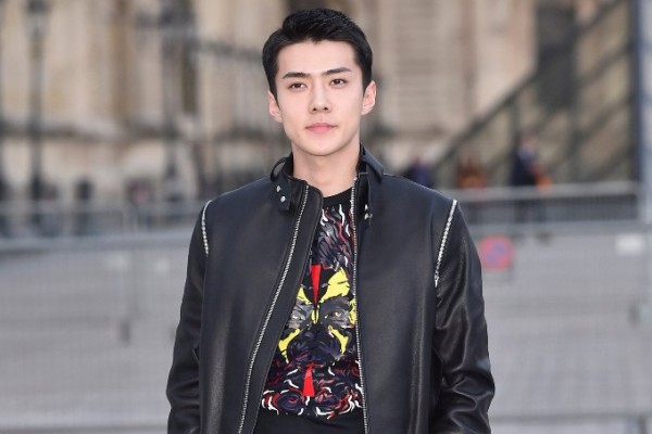 sendal-jepit-jadi-barang-wajib-sehun-exo
