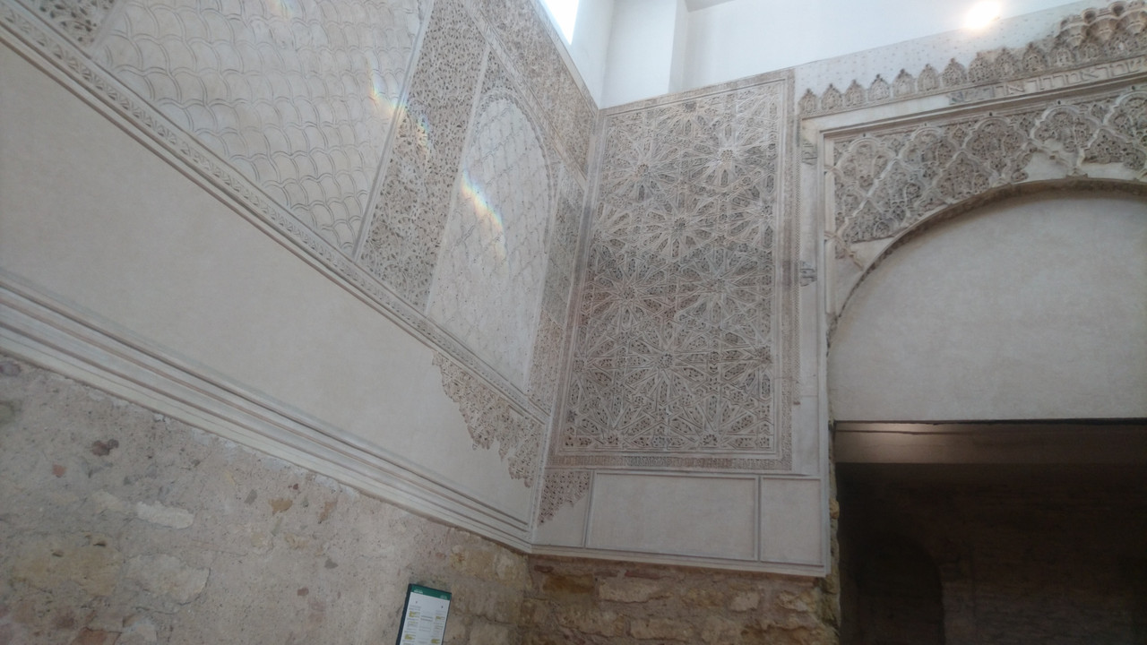 Photo of the inside of the synagogue, it is also decorated in Mudejar style, like many of the local buildings.