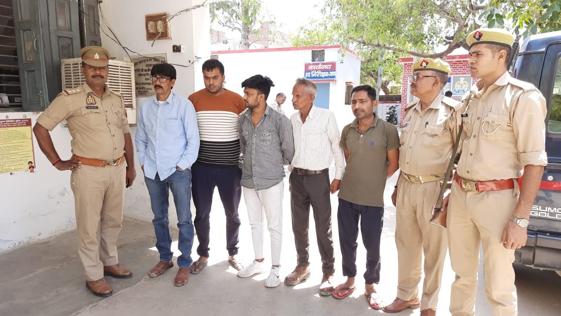 थाना एट पुलिस ने फर्जी सेल्स टैक्स अधिकारियों को किया गिरफ्तार 