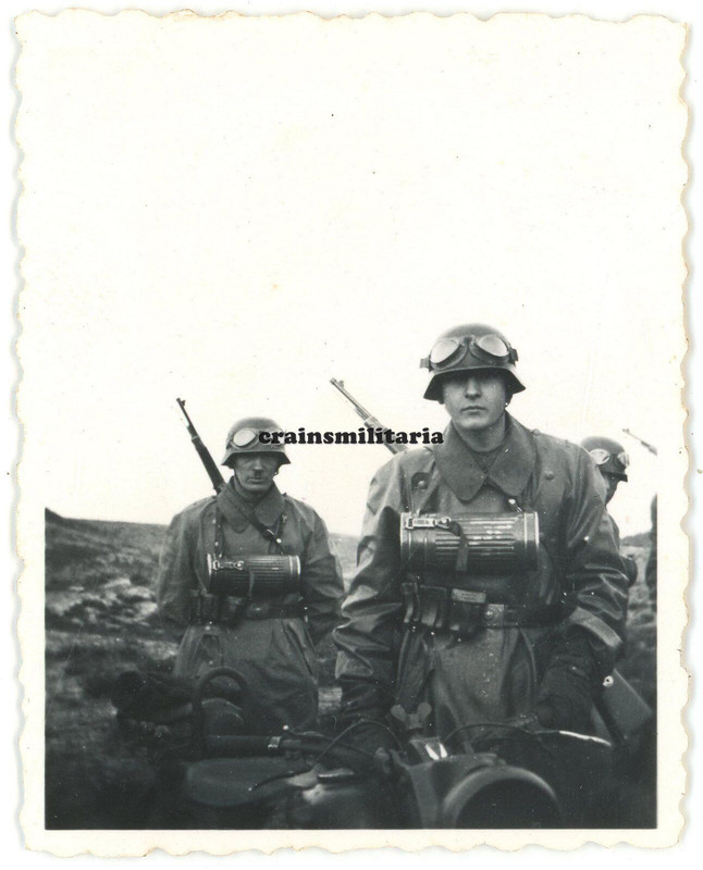Orig. Foto Kradmelder mit Motorrad Mantel in VEJLE Dänemark 1943,
