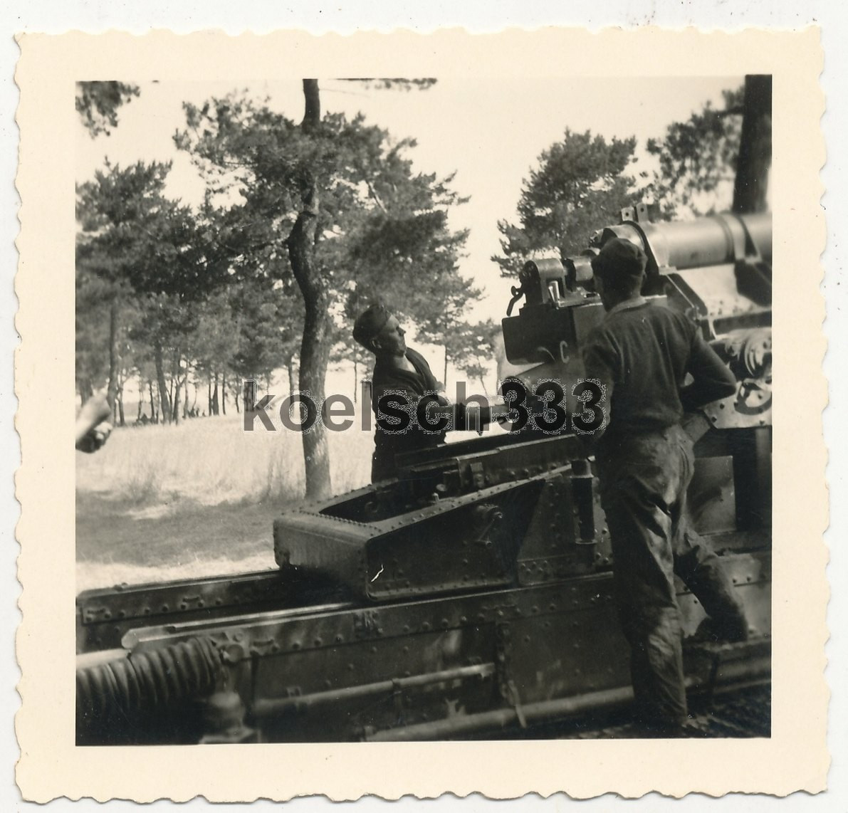 Foto Kanoniere der Wehrmacht am 21cm Mörser in Feuerstellung an der Ostfront