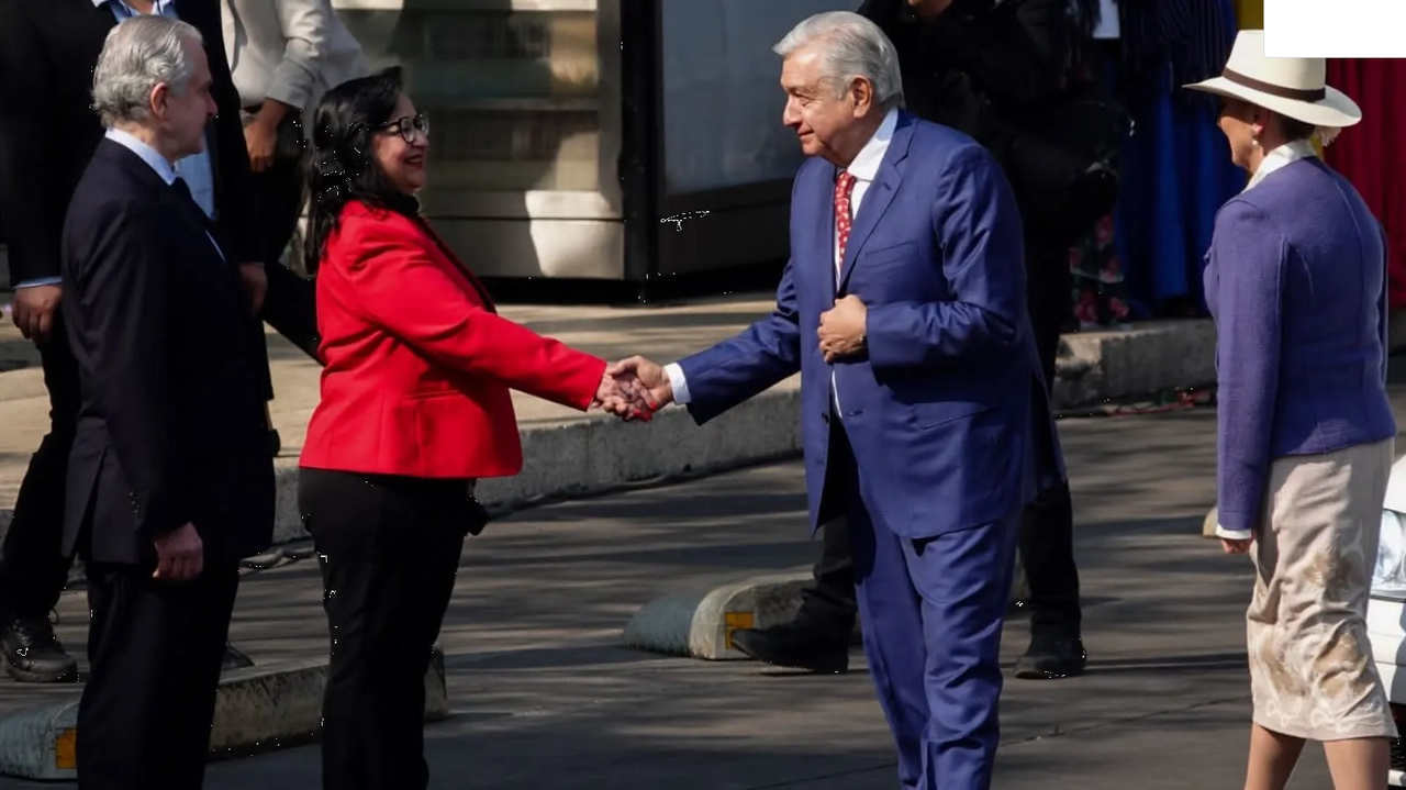 Saludo de mano, pero poco trato entre AMLO y Norma  Piña en Marcha de la Lealtad
