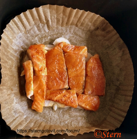 Лосось на луковой подушке в аэрогриле