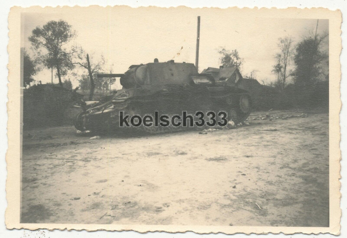 Foto abgeschossener russischer KW-I Panzer am Straßenrand im Osten ! Tank Wrack