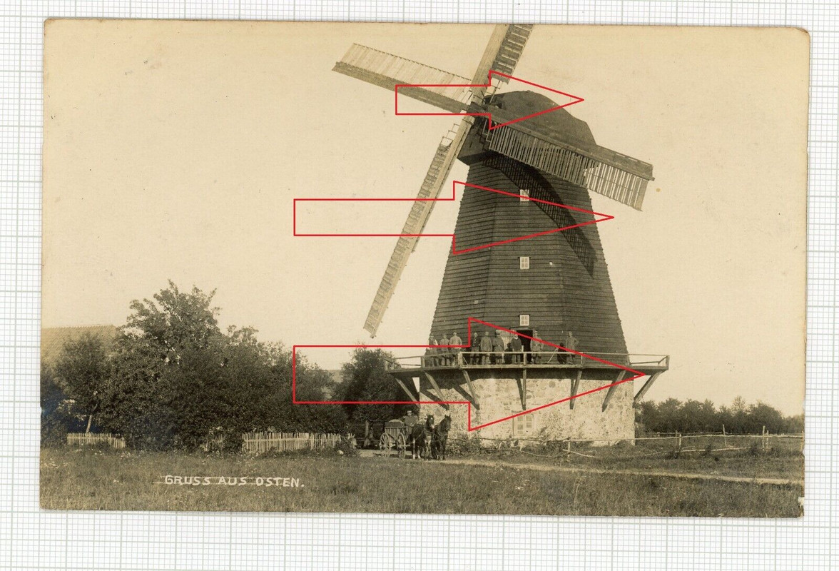 Foto Soldaten stehen auf einer Windmühle Gruss aus Osten